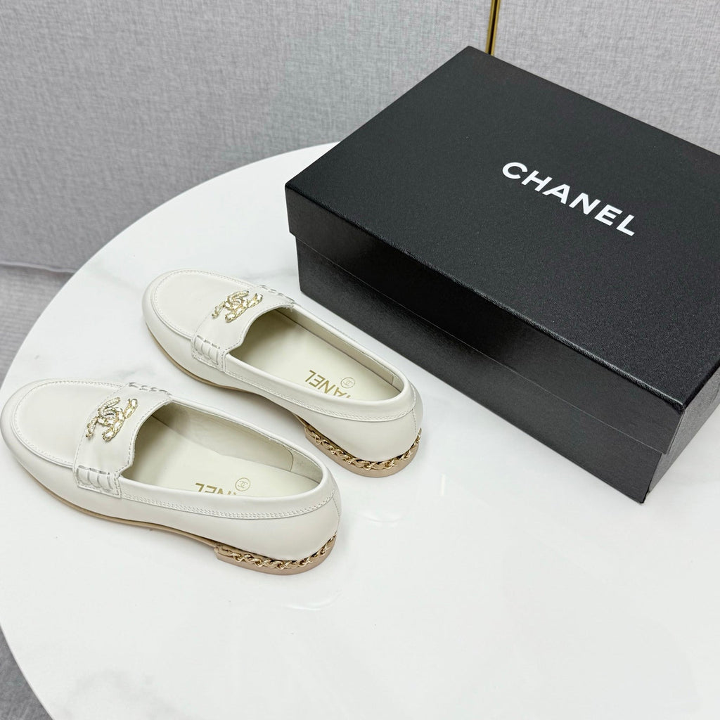 CHANEL LOAFER 25S IN WHITE LAMBSKIN WITH GOLD HARDWARE