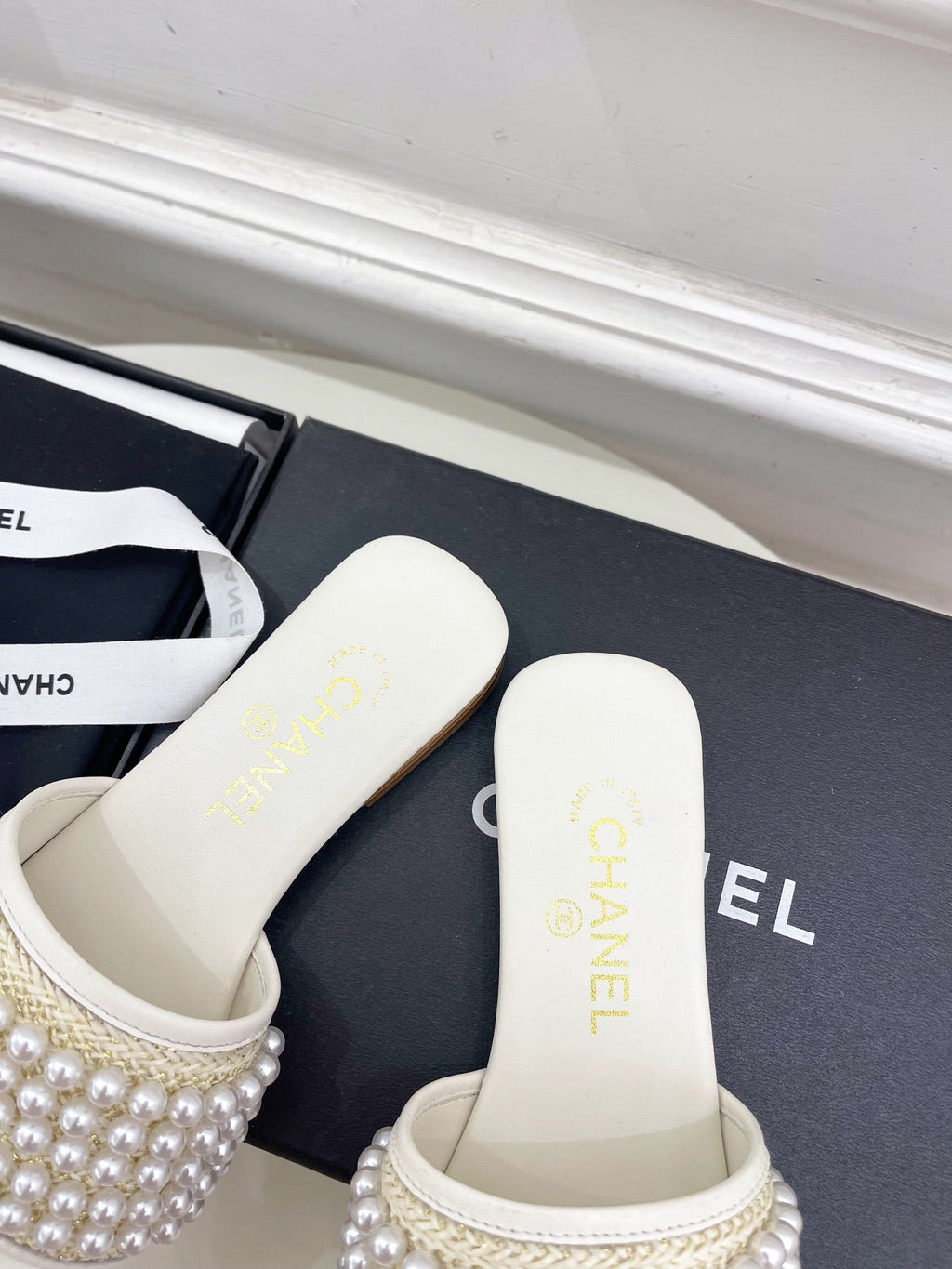 CHANEL FLAT SLIDE IN WHITE CALFSKIN WITH PEARLS